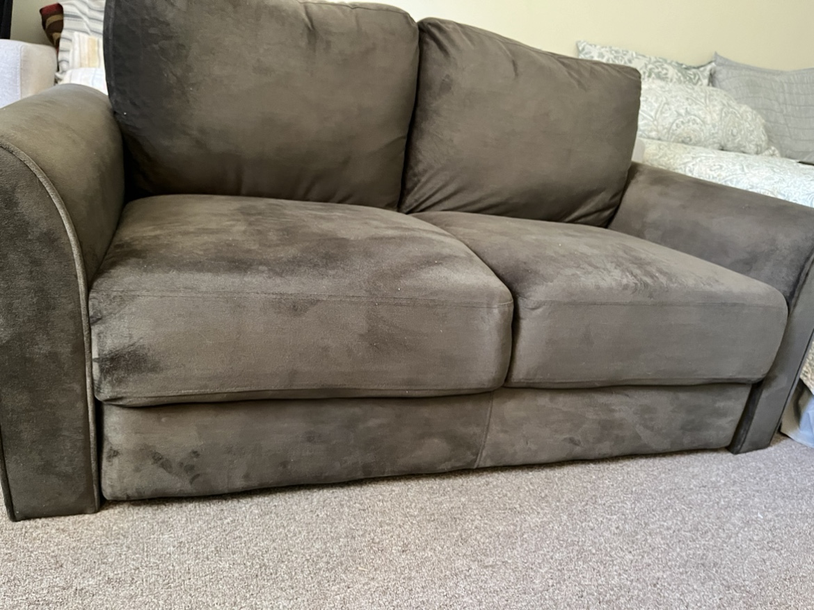 Green velvet couch - photo 3