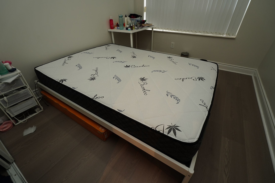 Queen size bed mattress thumbnail