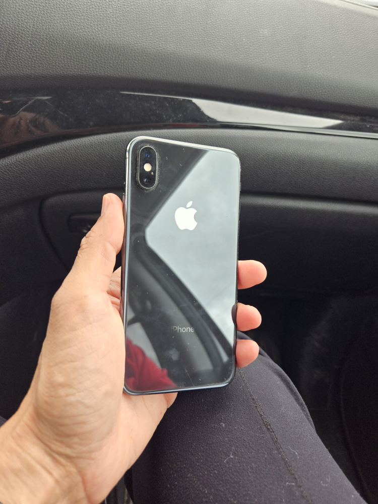 iPhone XS - photo 2