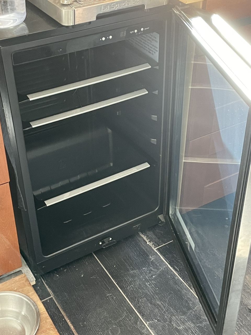 Fridge - glass door - Beverage or Wine Cooler 4.6 Cu. Ft. image indicator(2)