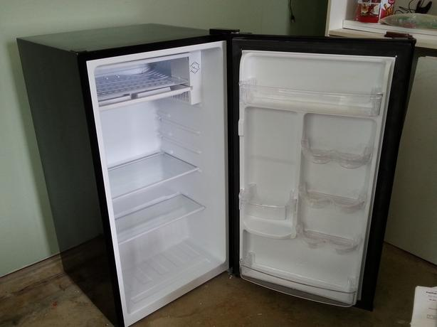 Hamilton Beach 3.3 mini Fridge and freezer with 6 free ice packs thumbnail