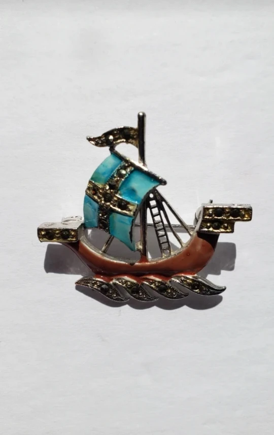 Enamel Brooch image indicator(4)