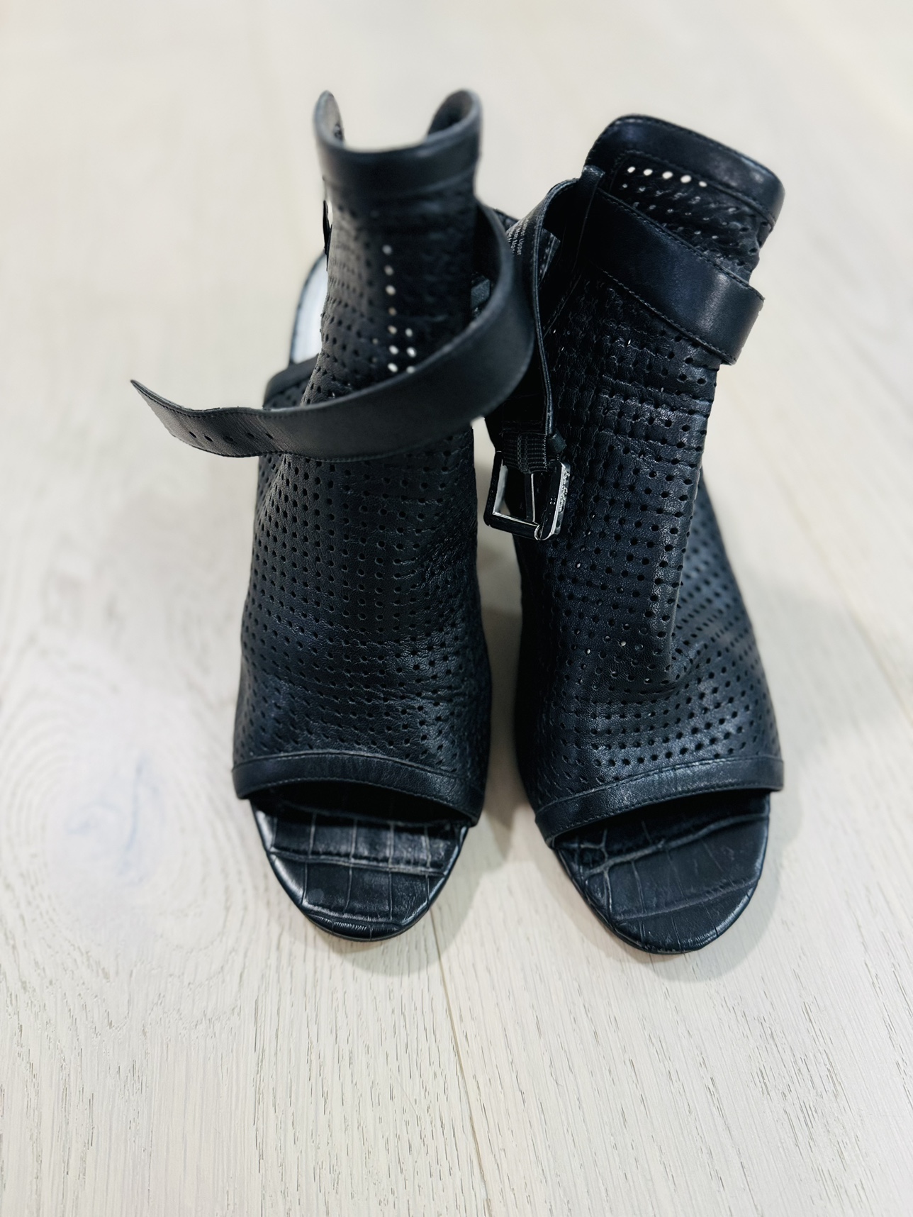 Women’s shoes leather thumbnail