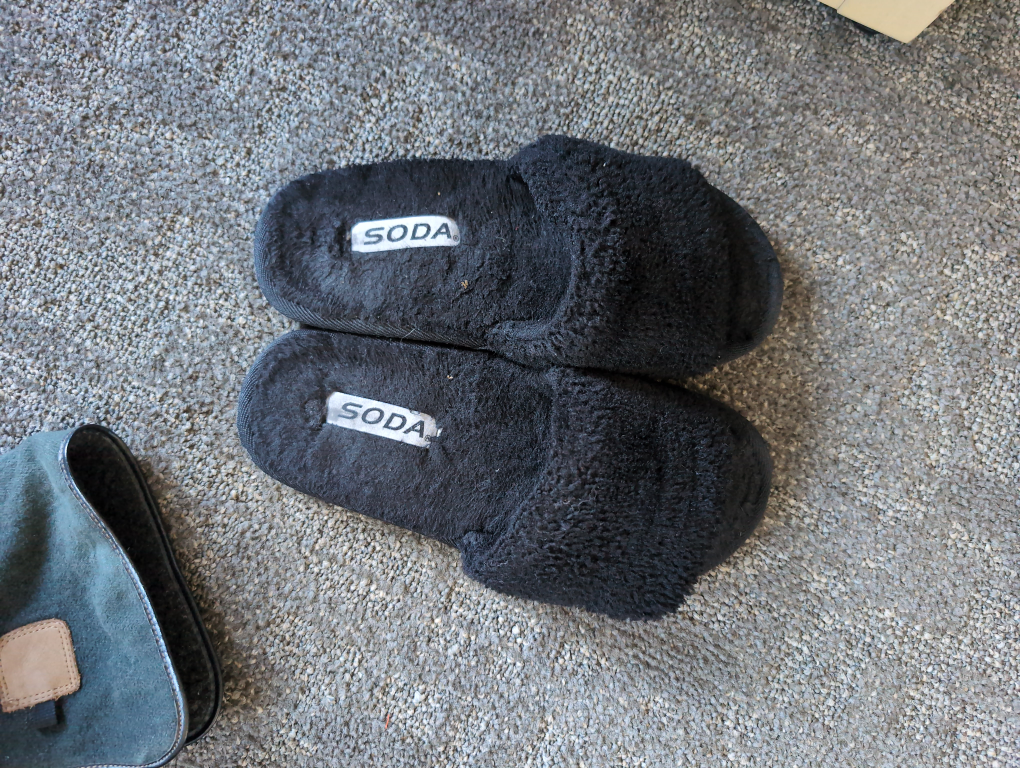 Free clothes and Shoes image indicator(2)