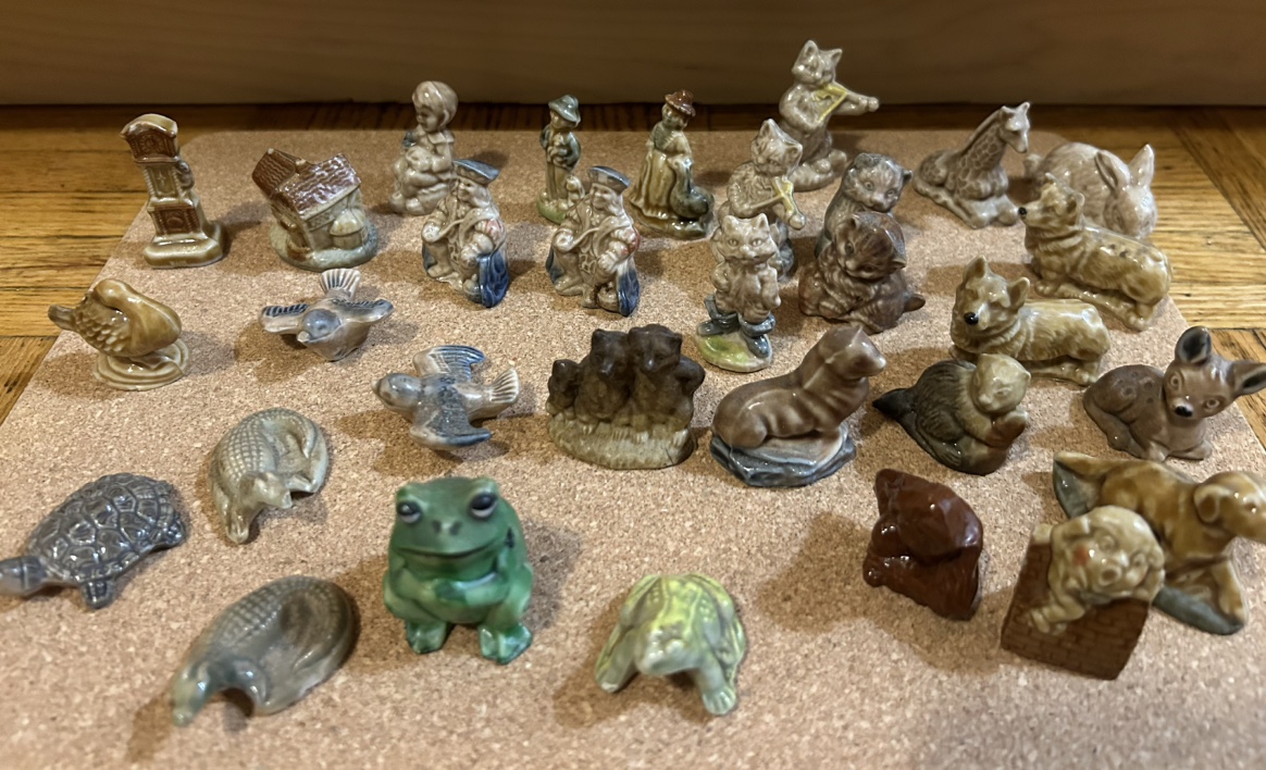 Tiny ceramics figurines selling all of it, - photo 3