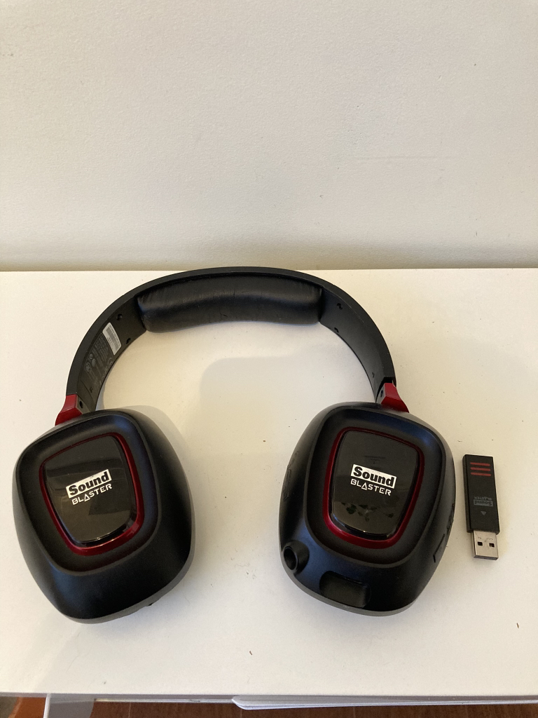 Desk top monitor, keyboard and headphones - photo 5
