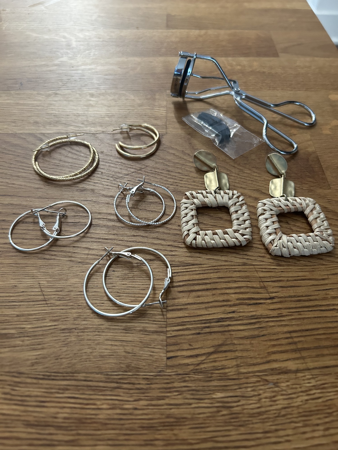 Earring bundle + eyelash curler image indicator(2)