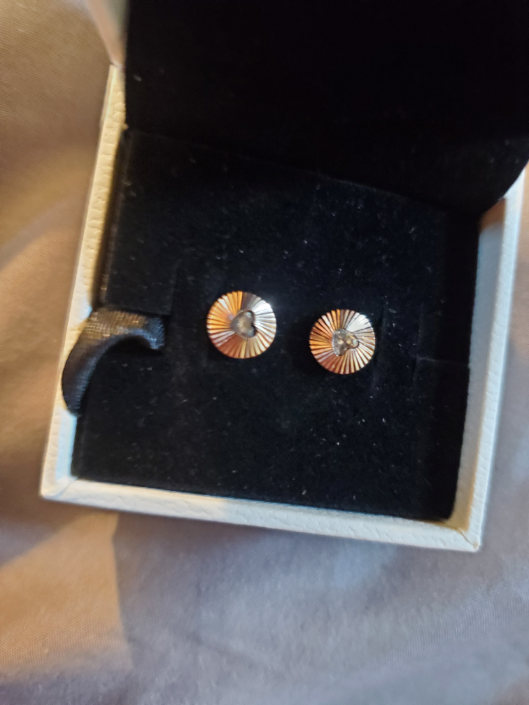 pandora rose gold set ring and earrings image indicator(5)