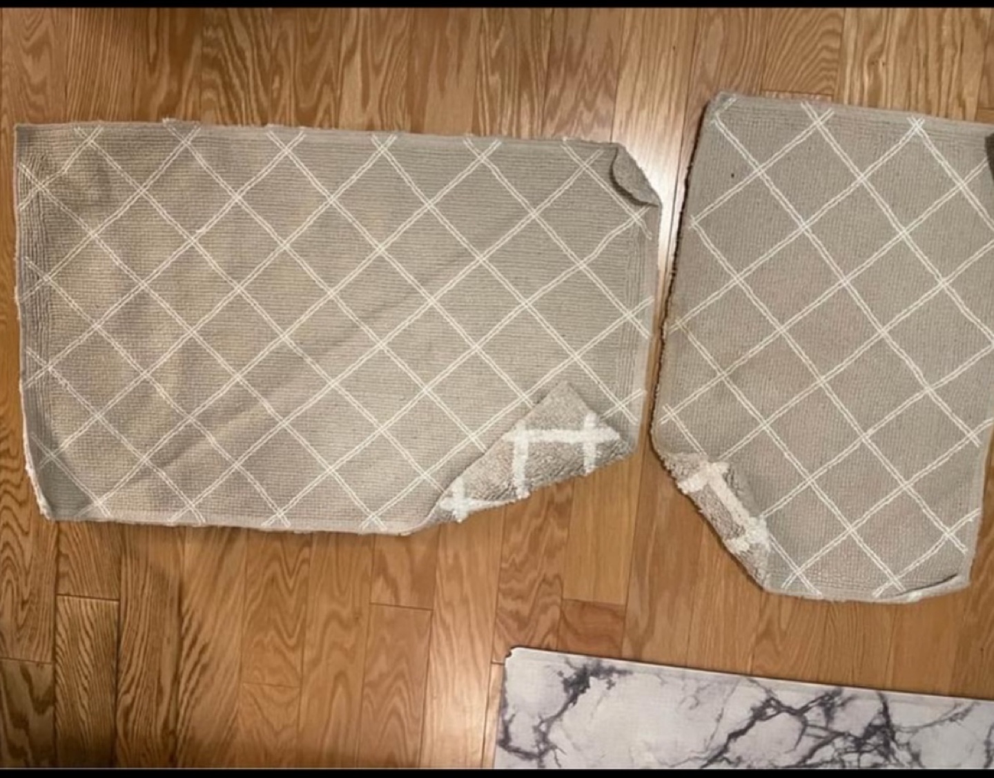 Two piece reversible bathroom mat set