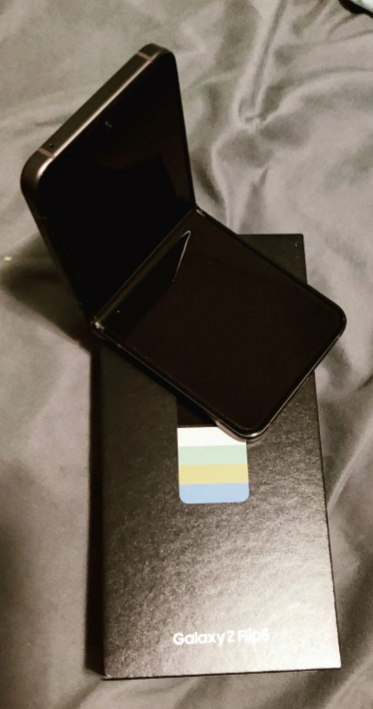 Samsung Galaxy Z Flip 5 - photo 2