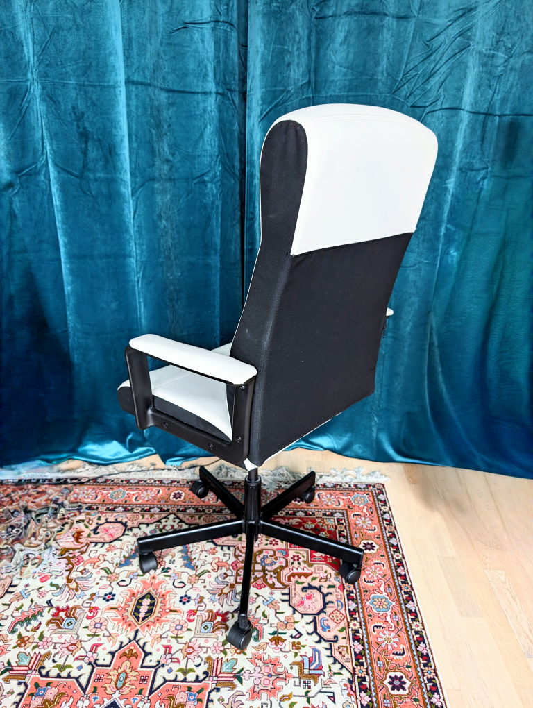 White Ikea swivel chair in great condition - photo 2