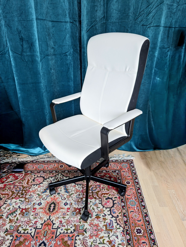White Ikea swivel chair in great condition - photo 4