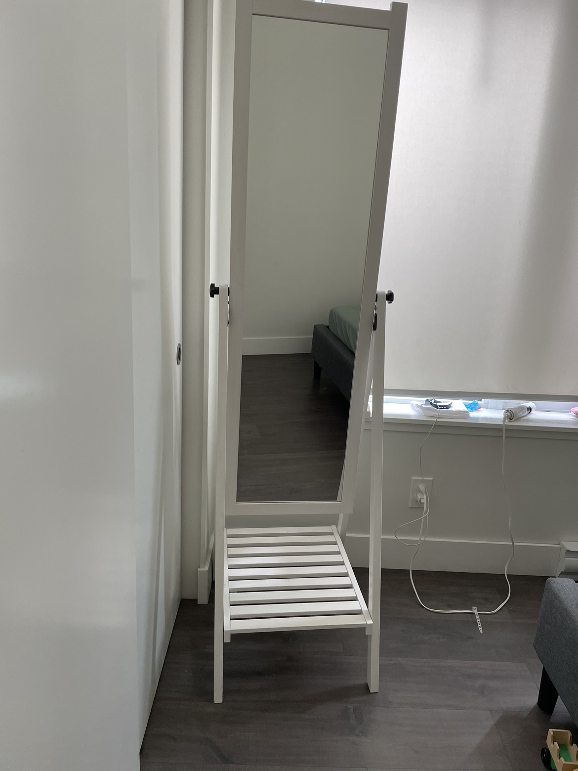 Standing mirror