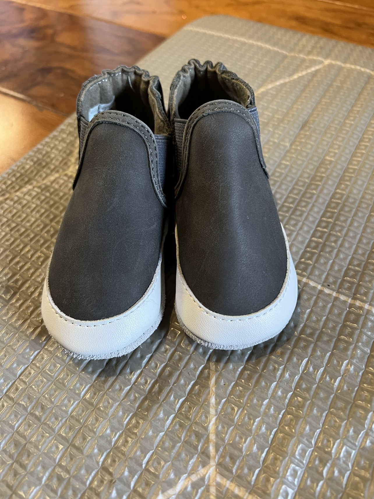 Robeez “Liam” Shoes Size 6-12 Months