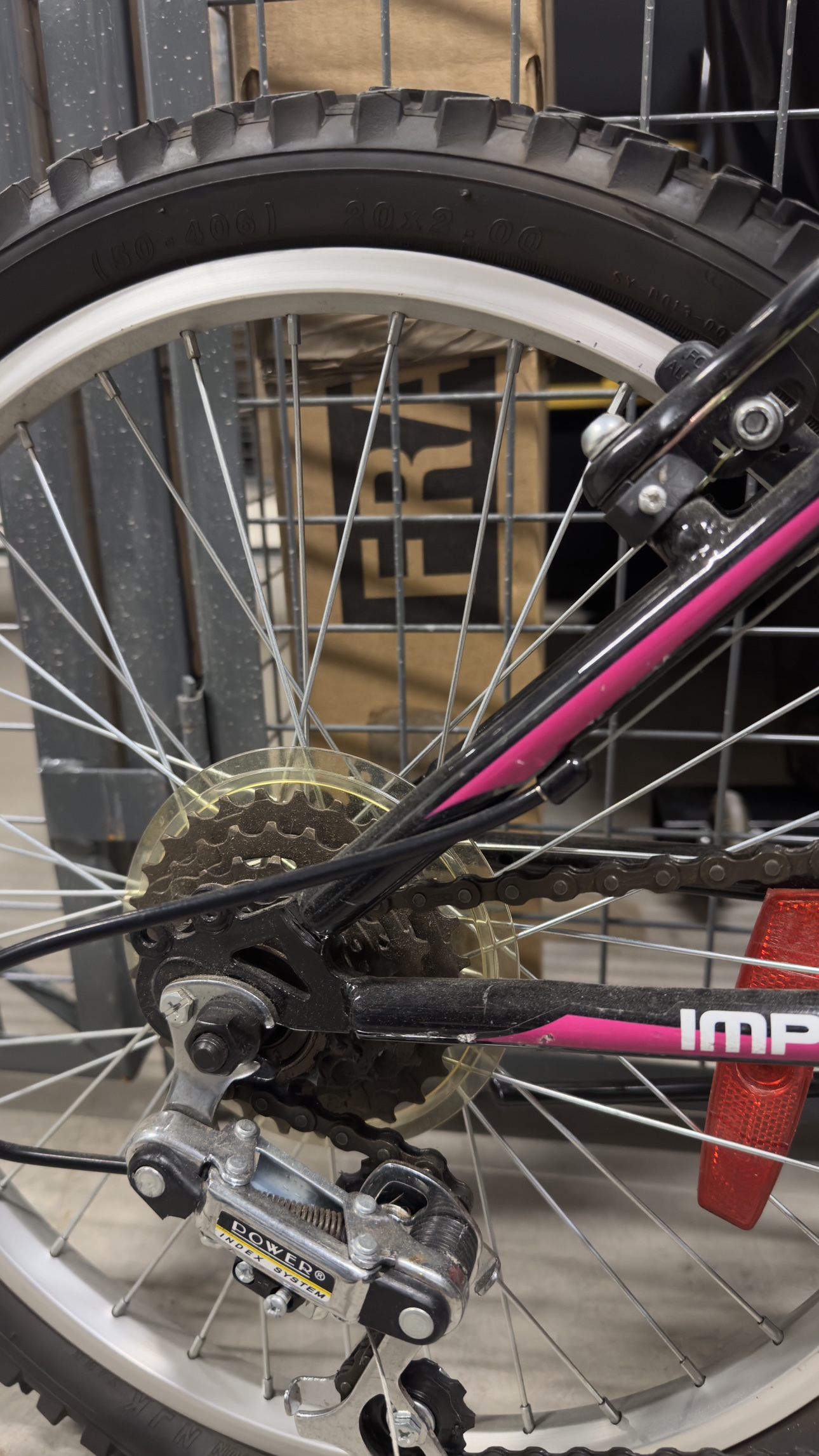 Supercycle 20” multi-speed youth bike with front suspension image indicator(4)