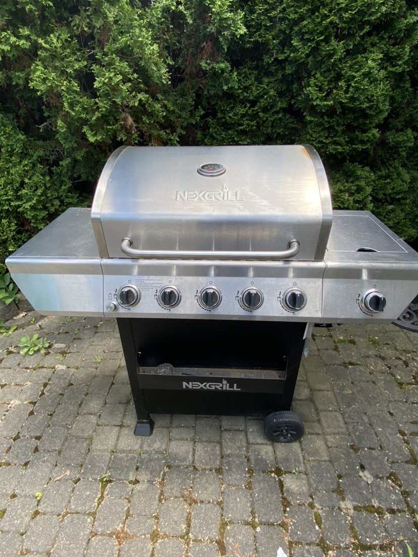 Barbecue 5 Burners plus Side Burner and Propane Tank thumbnail
