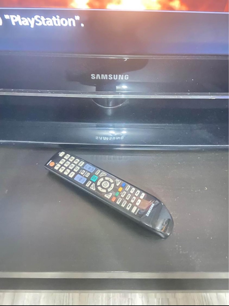 52 Inch TV (Samsung) - photo 3