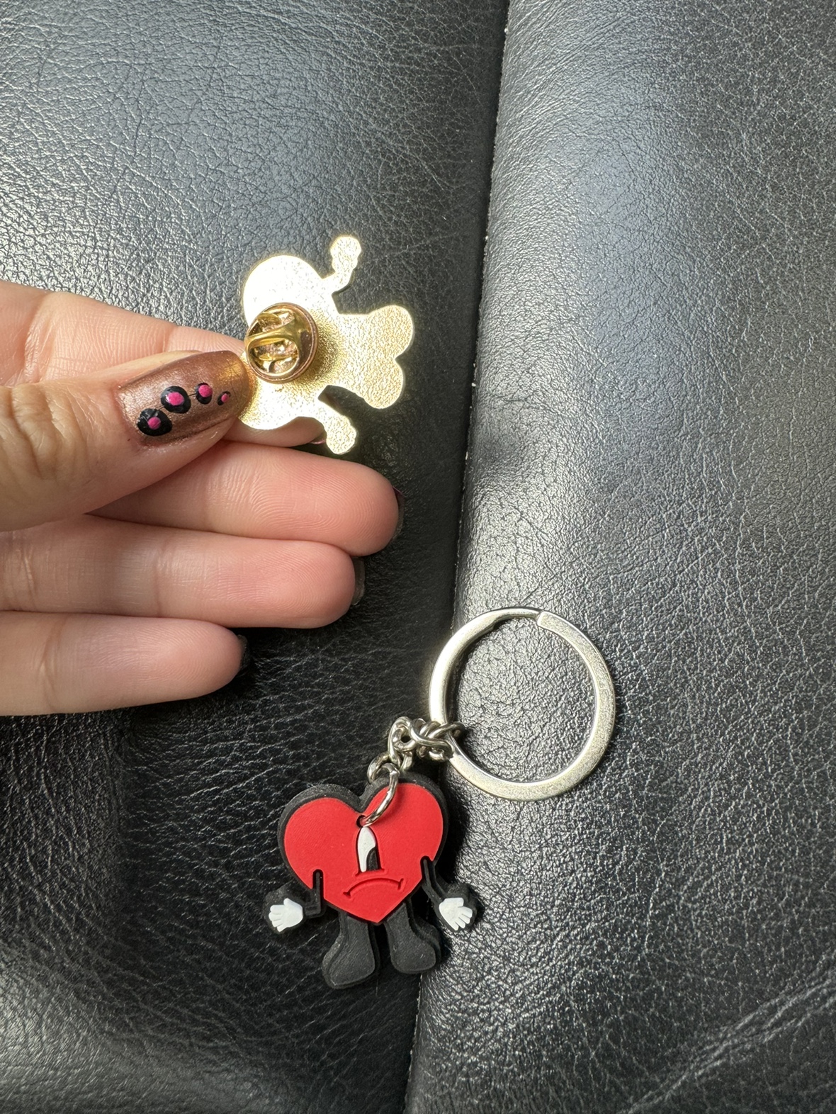 Bad Bunny pin+keychain image indicator(3)