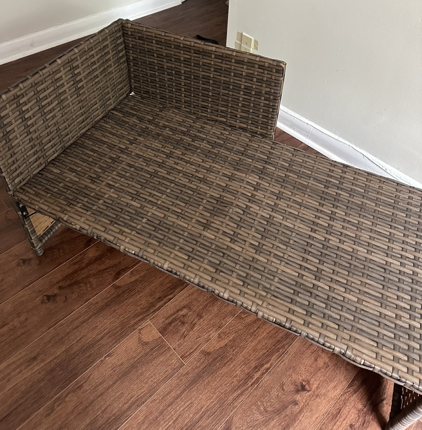 Elegant Wooden Seating - Like New - photo 4