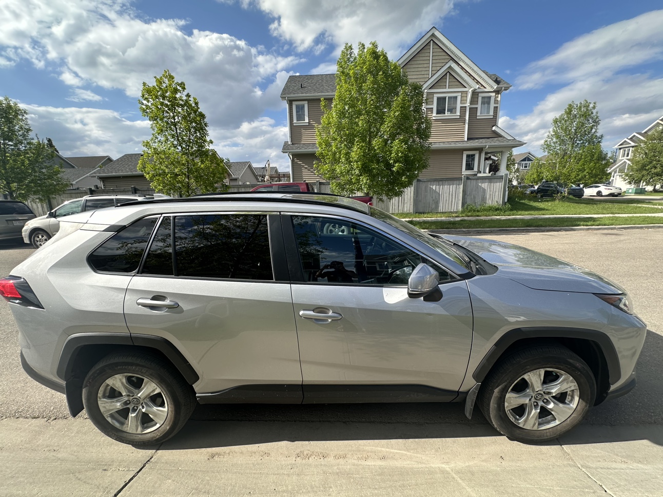 2019 Toyota RAV4 XLE - photo 4