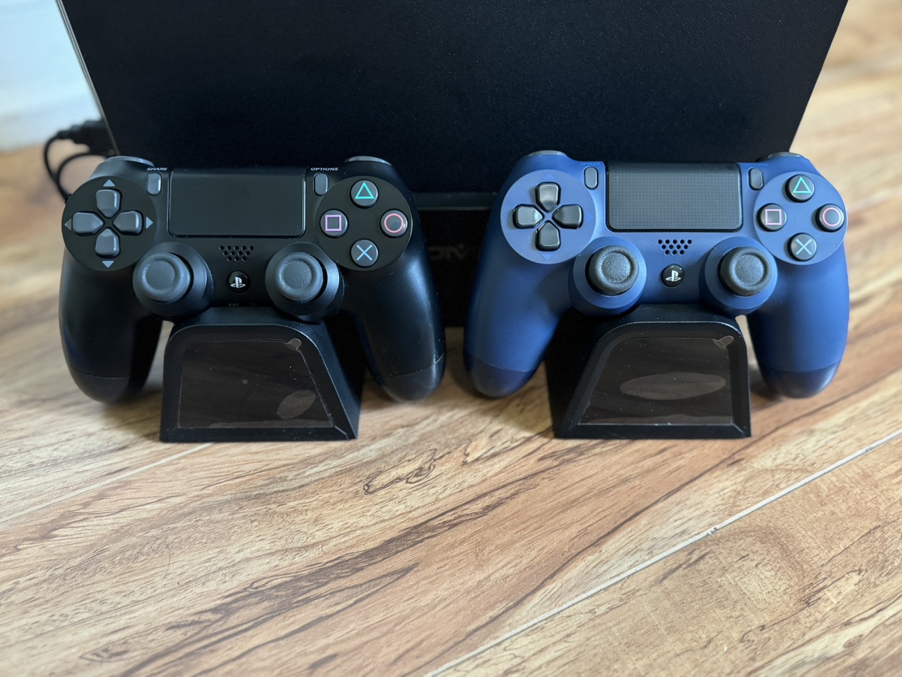 PlayStation 4 Pro (PS4 Pro) w/ Accessories, 1TB HDD, CUH-7215B image indicator(6)