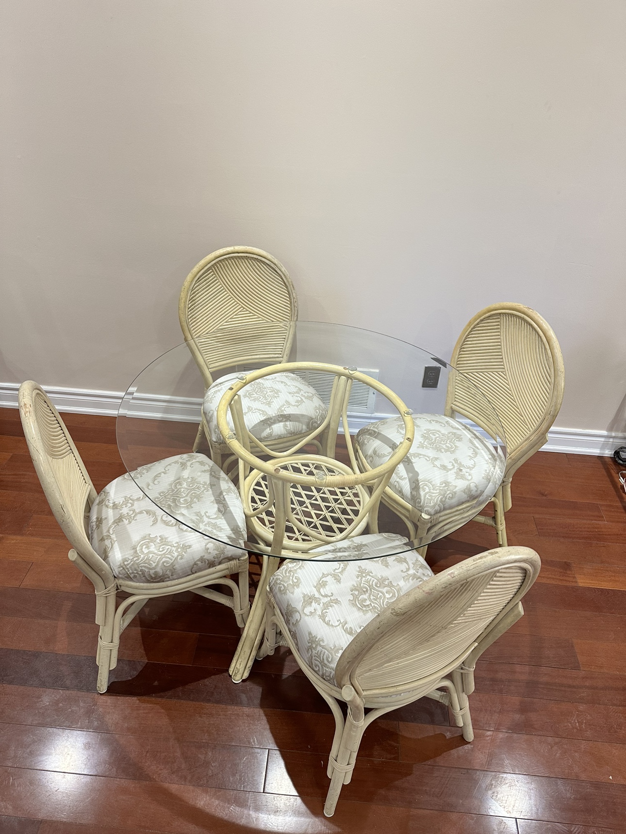 Dinning Table with 4 Chairs