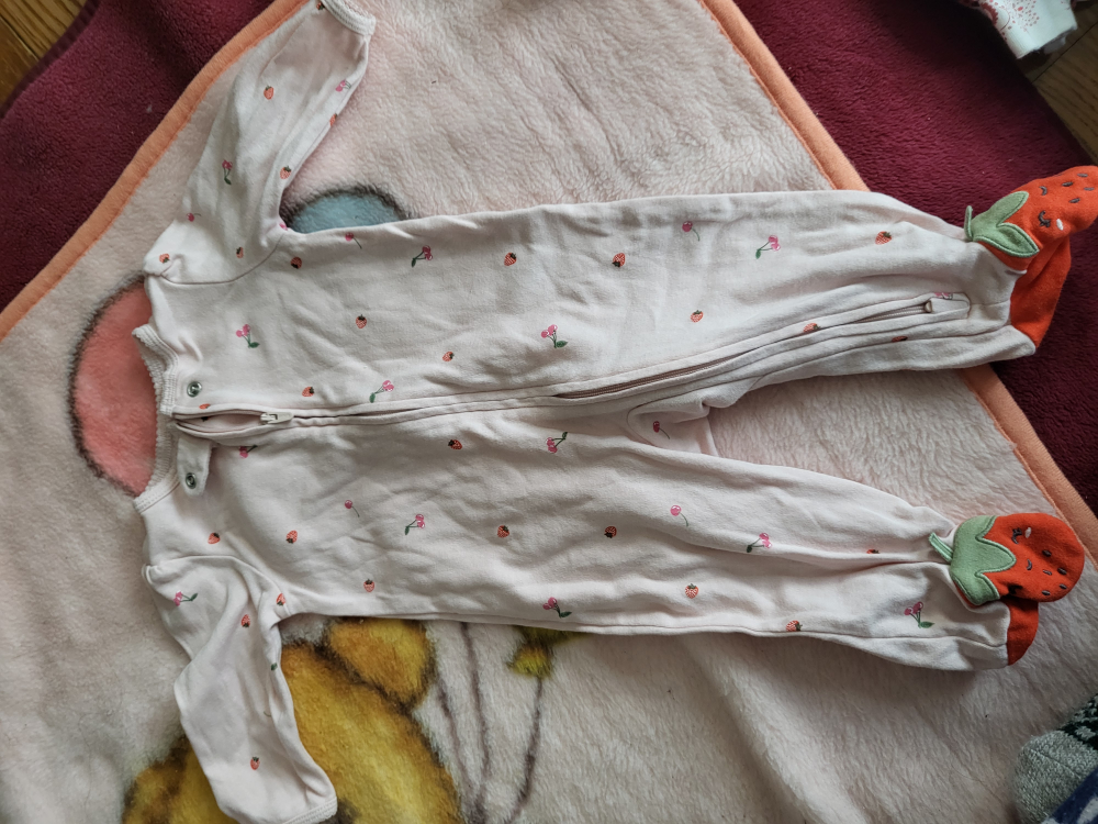 6 months onesies image indicator(2)