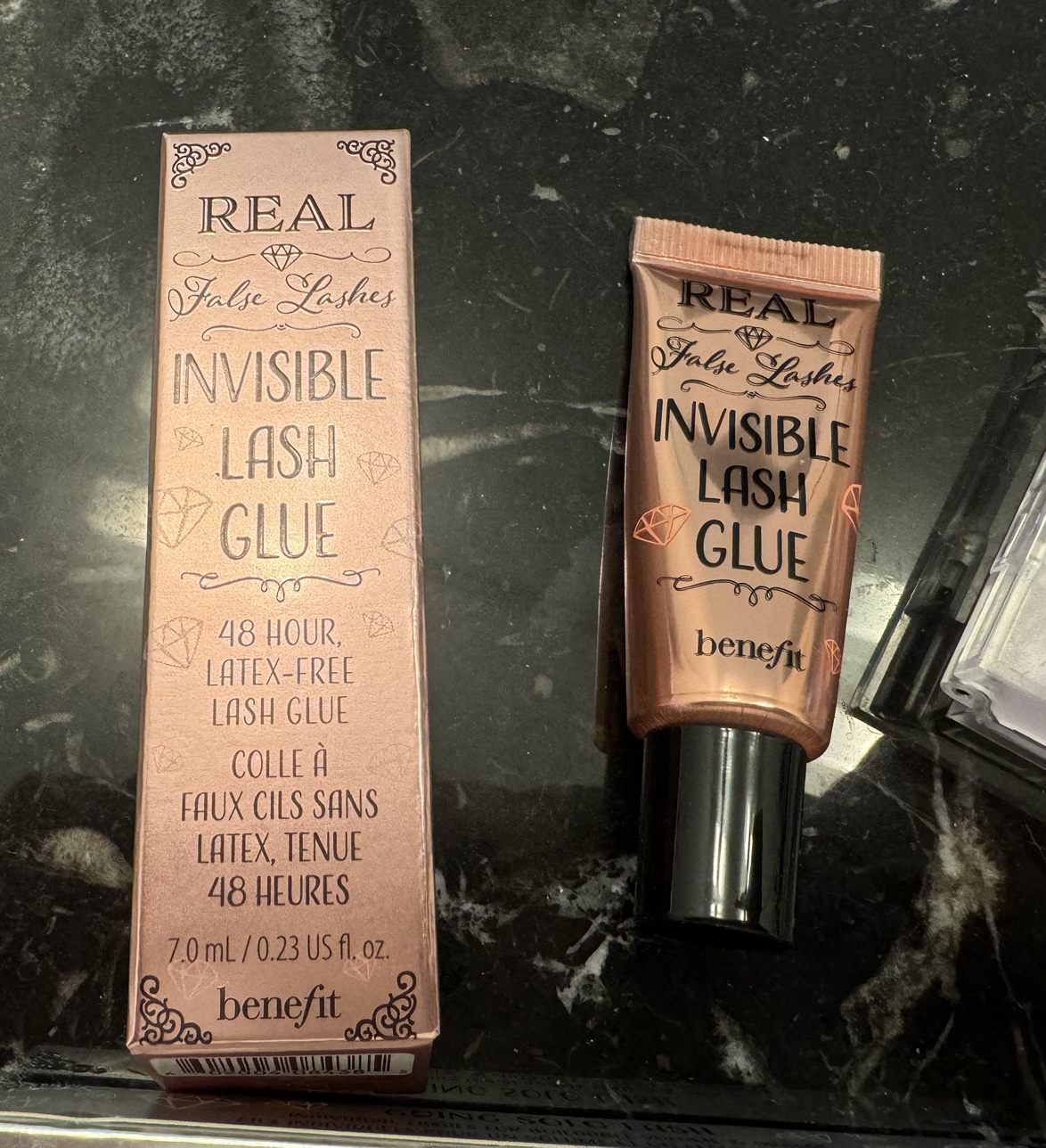 Benefit Comestics Eyelashes and glue image indicator(2)