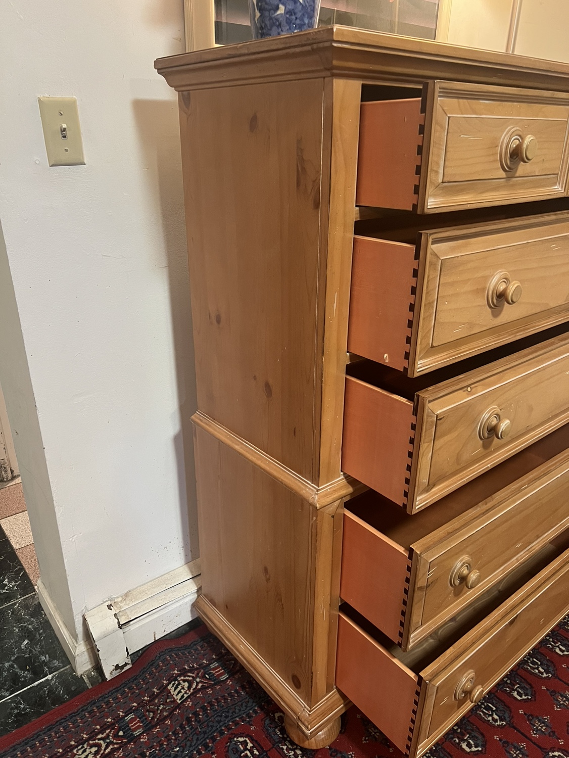 Broyhill Real Wood 5 Drawers Dresser - Delivery Available - photo 3