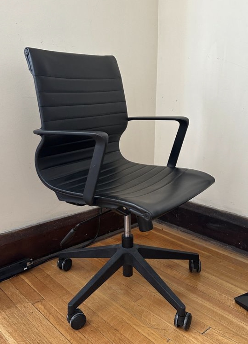 Office chair with armrest - photo 2