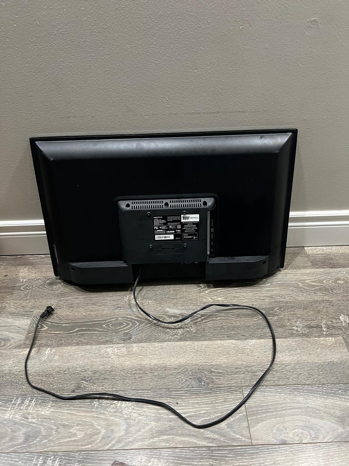 *SEND OFFERS* Insignia 32” TV - photo 2
