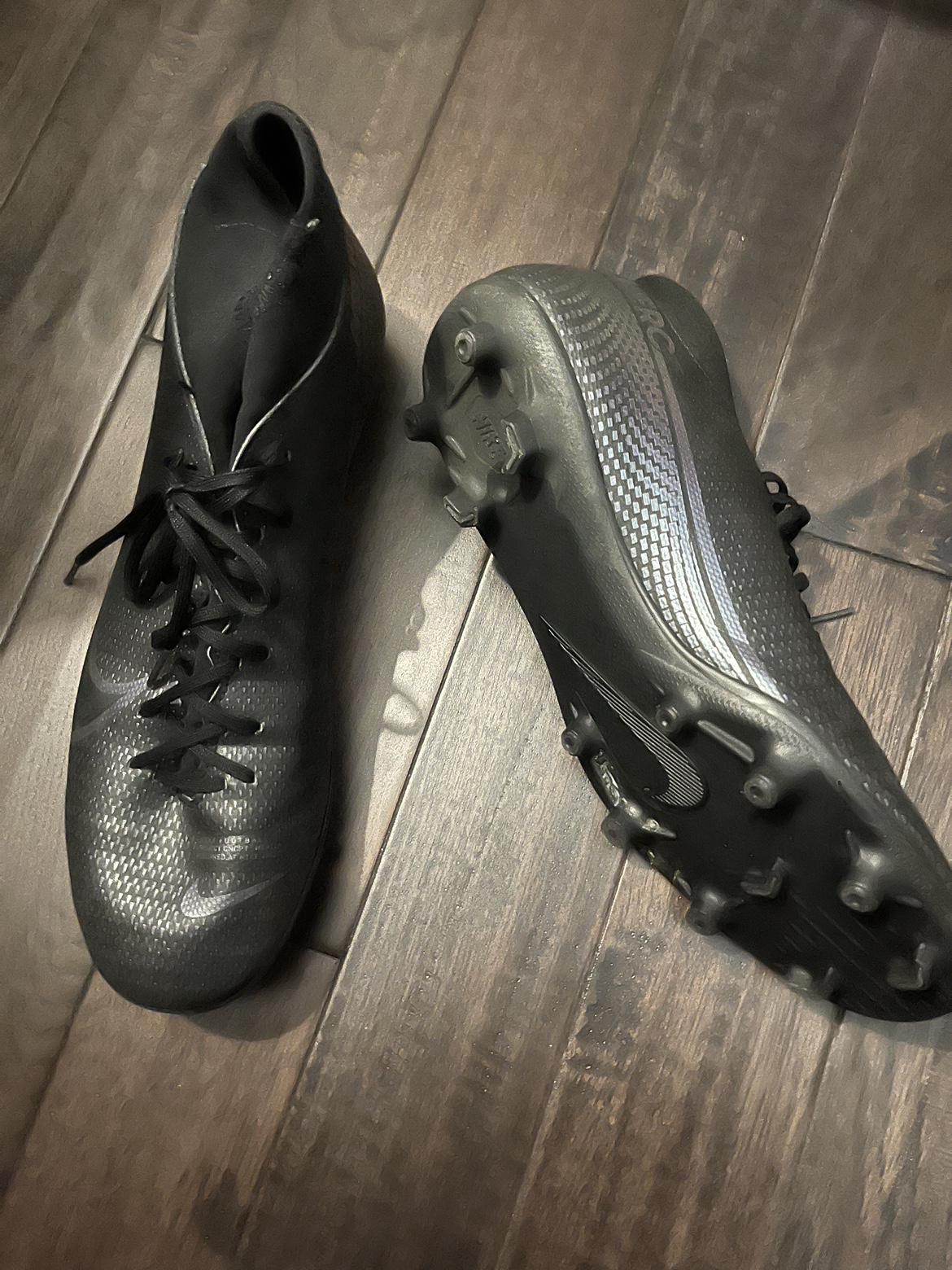 Mens Nike soccer shoes image indicator(2)