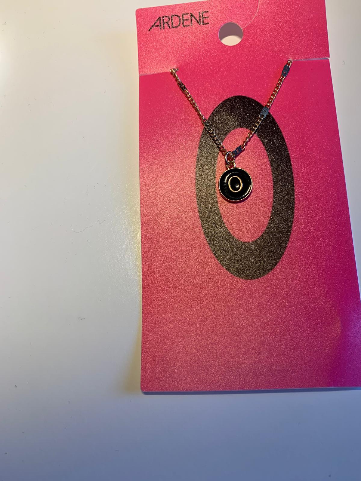 O initial necklace image indicator(3)