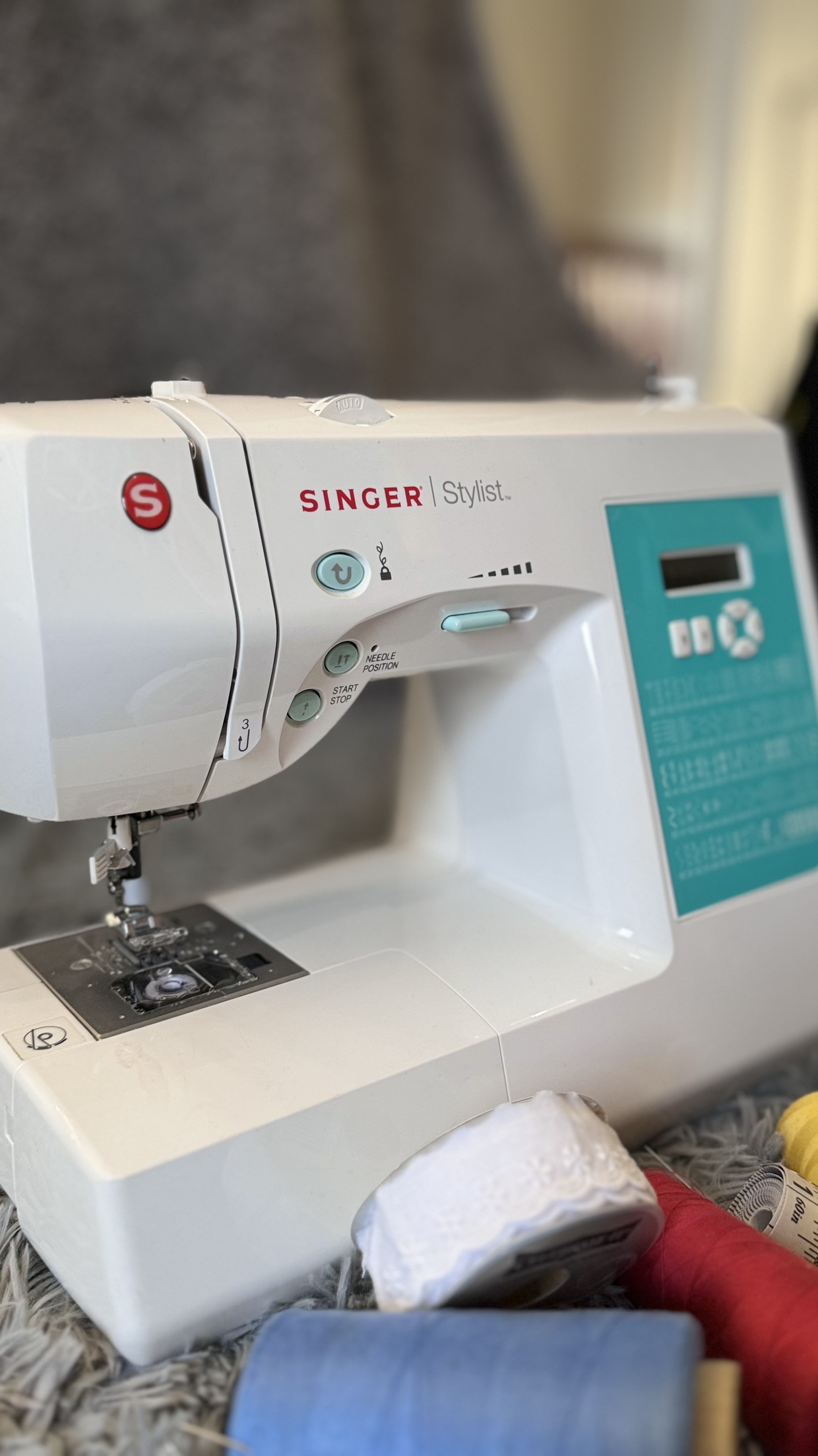 Singer Stylist Sewing Machine - photo 3