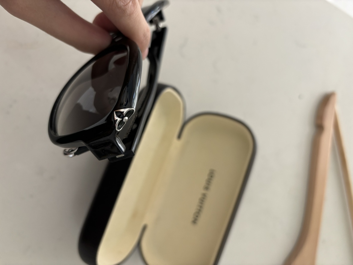 Louis Vuitton Oversized sunglasses