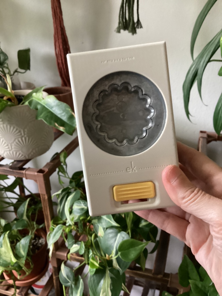 2” Scallop Craft Paper Punch image indicator(2)