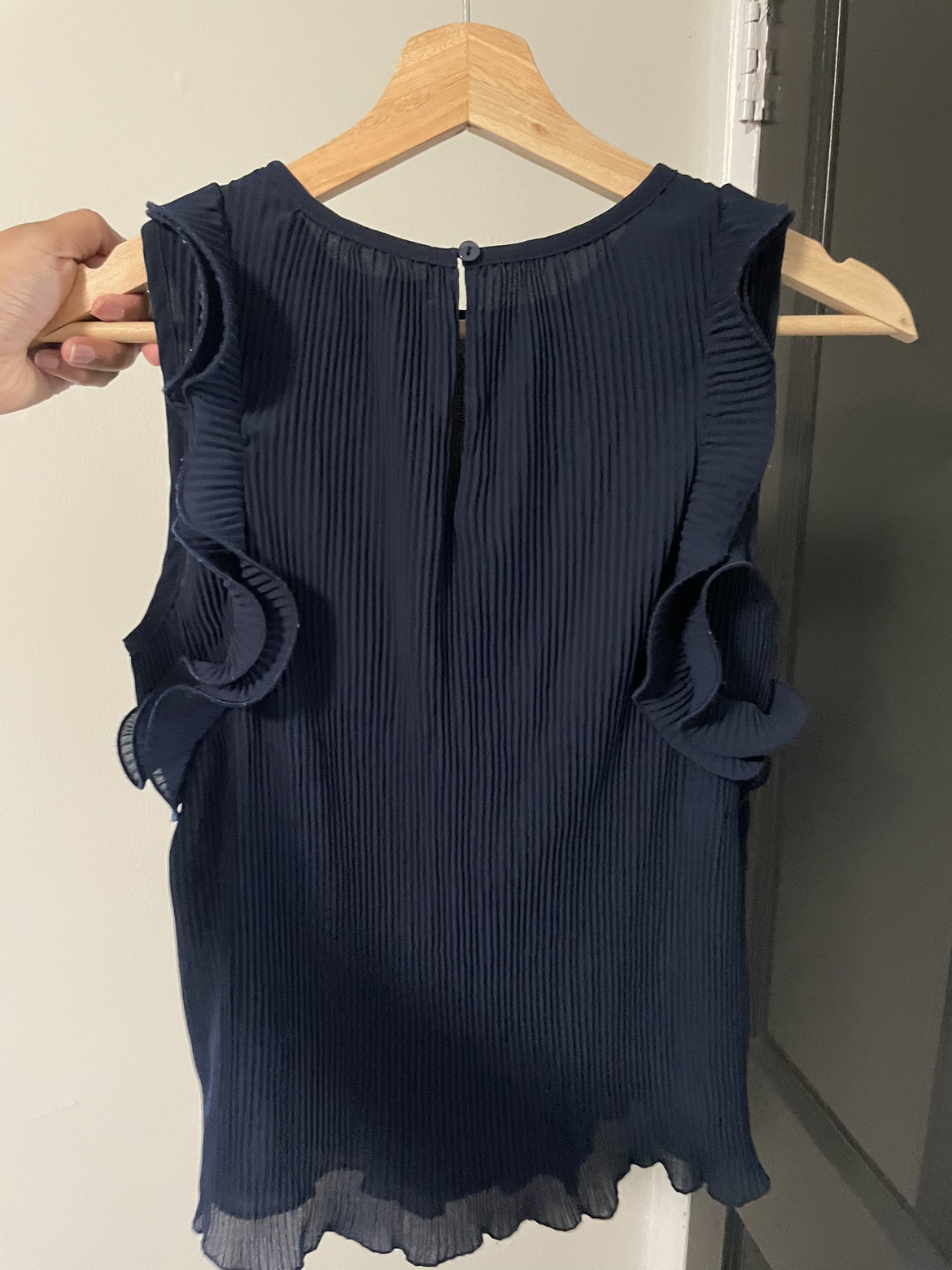Sleeveless navy blue top, perfect for summer! - photo 2