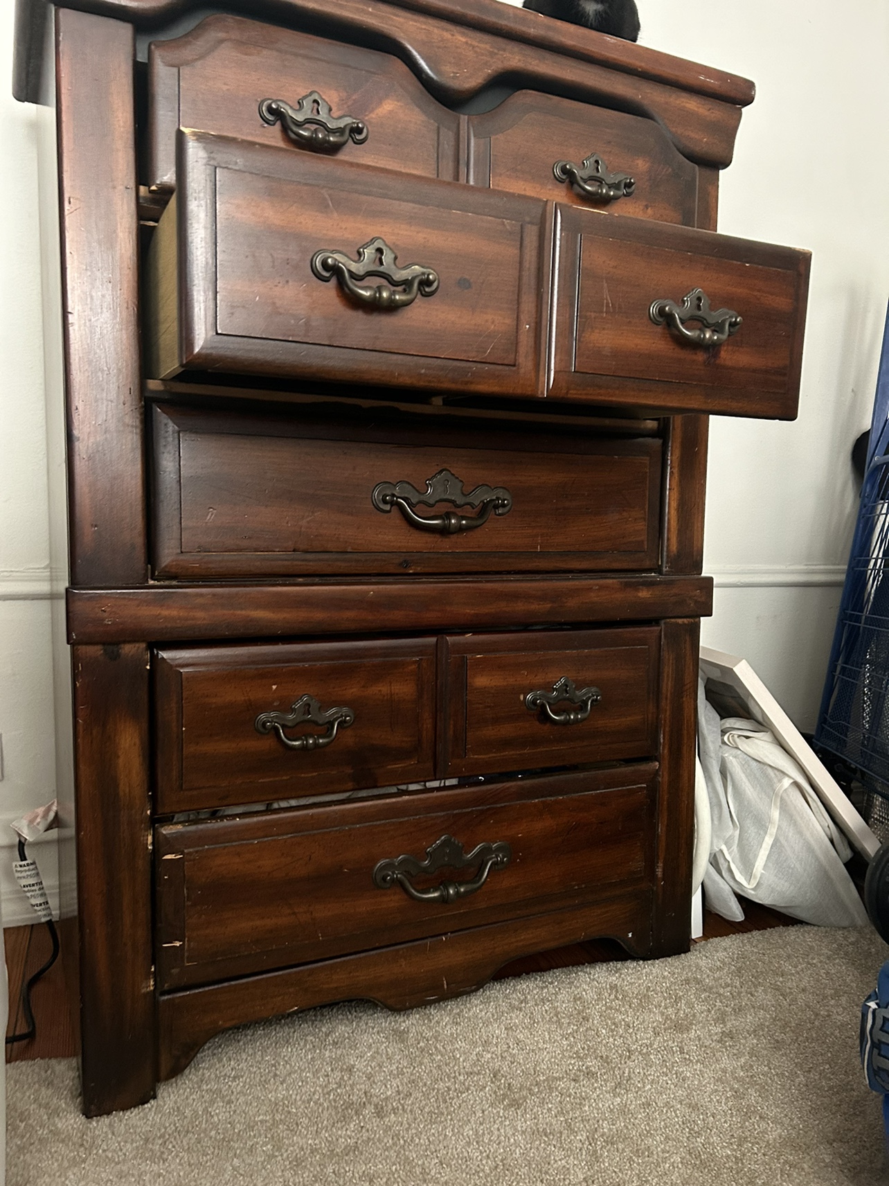 Free Dresser / Chest of Drawers - photo 4