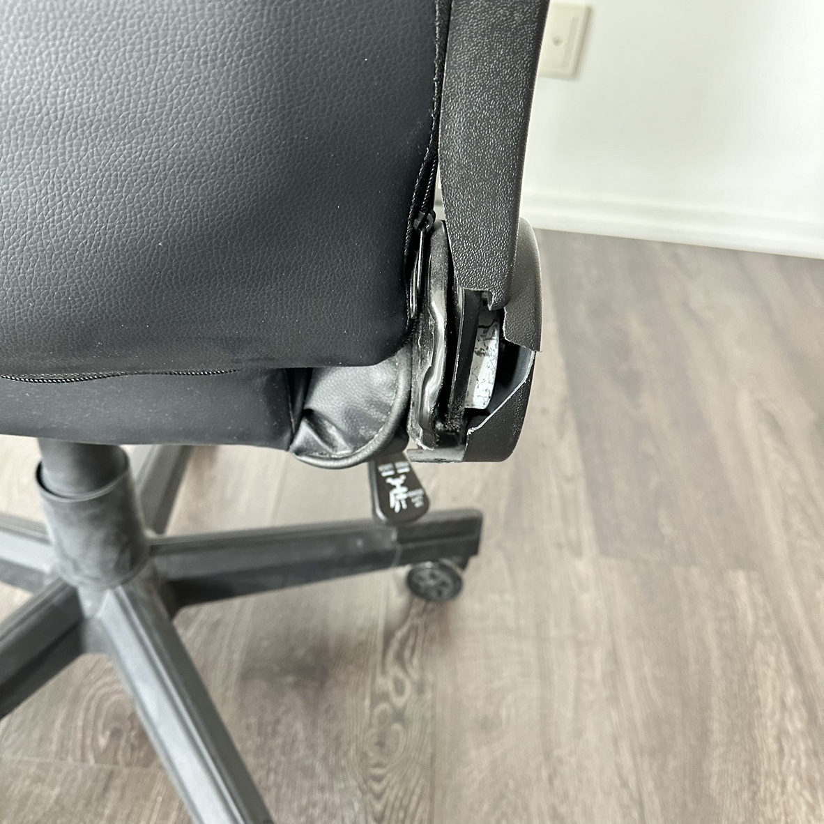 Old gaming chair (READ DESCRIPTION) image indicator(4)