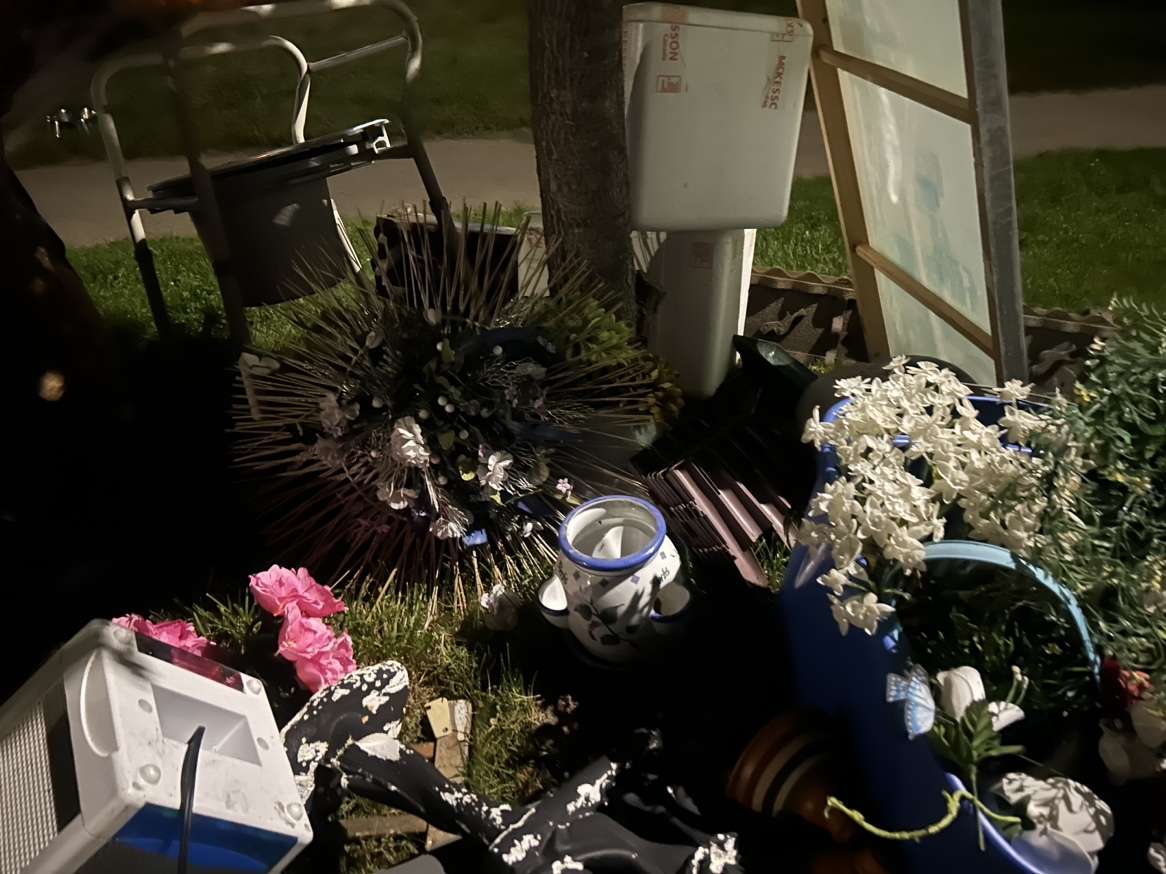 Lots of free stuff on curb image indicator(4)