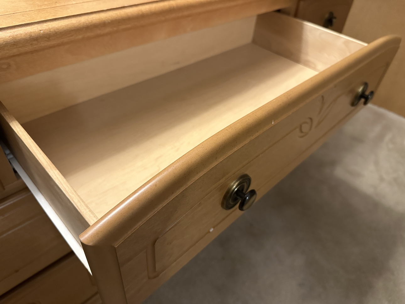 Solid Oakwood Dresser image indicator(2)