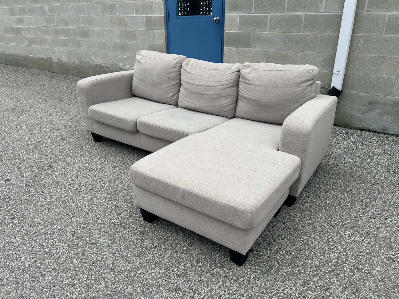 FREE DELIVERY• GREY SECTIONAL COUCH / SOFA w/ REVERSIBLE CHAISE - photo 2
