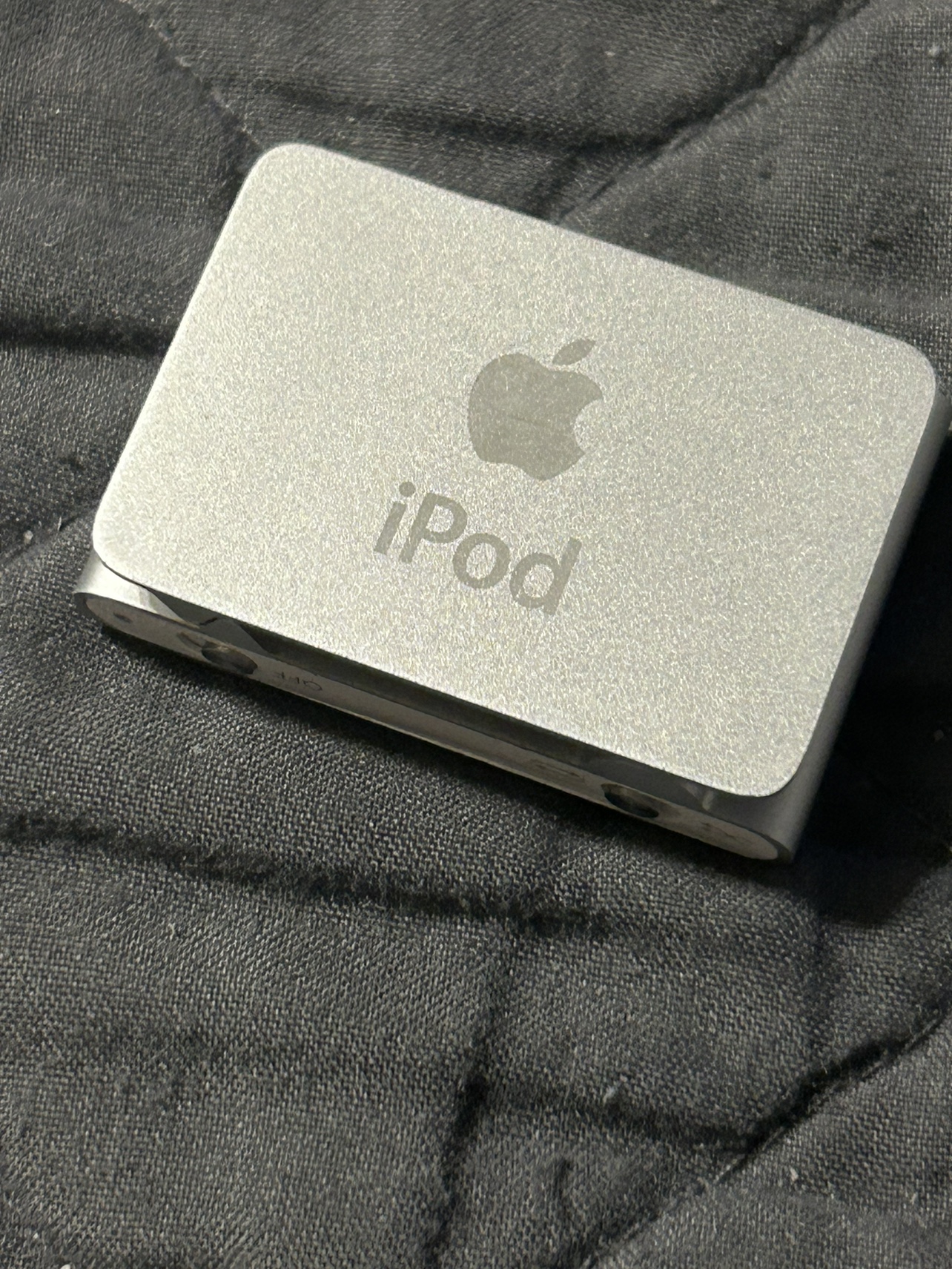 Apple iPod 1GB Shuffle 2nd Generation W/ Clip Model A1204 image indicator(5)
