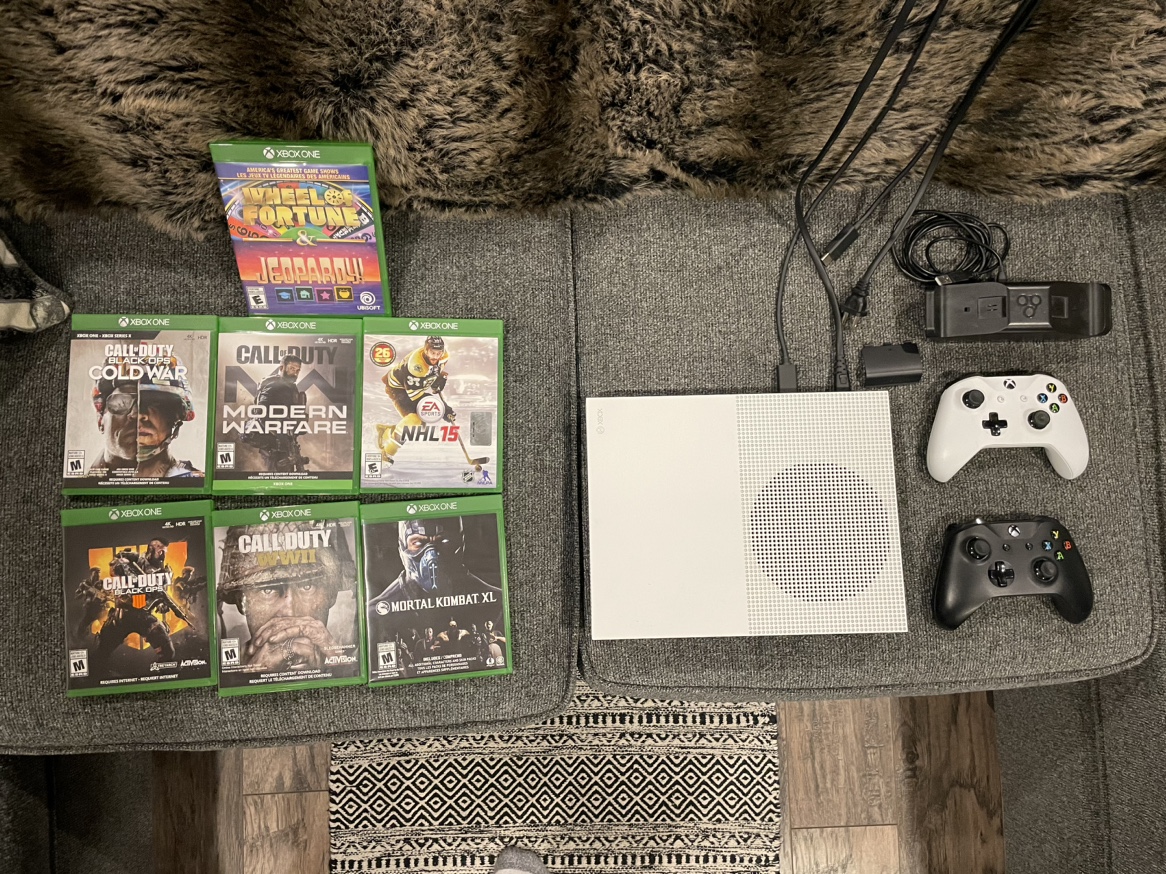 Xbox One S 500GB, 2 controllers.charging dock,7 games.