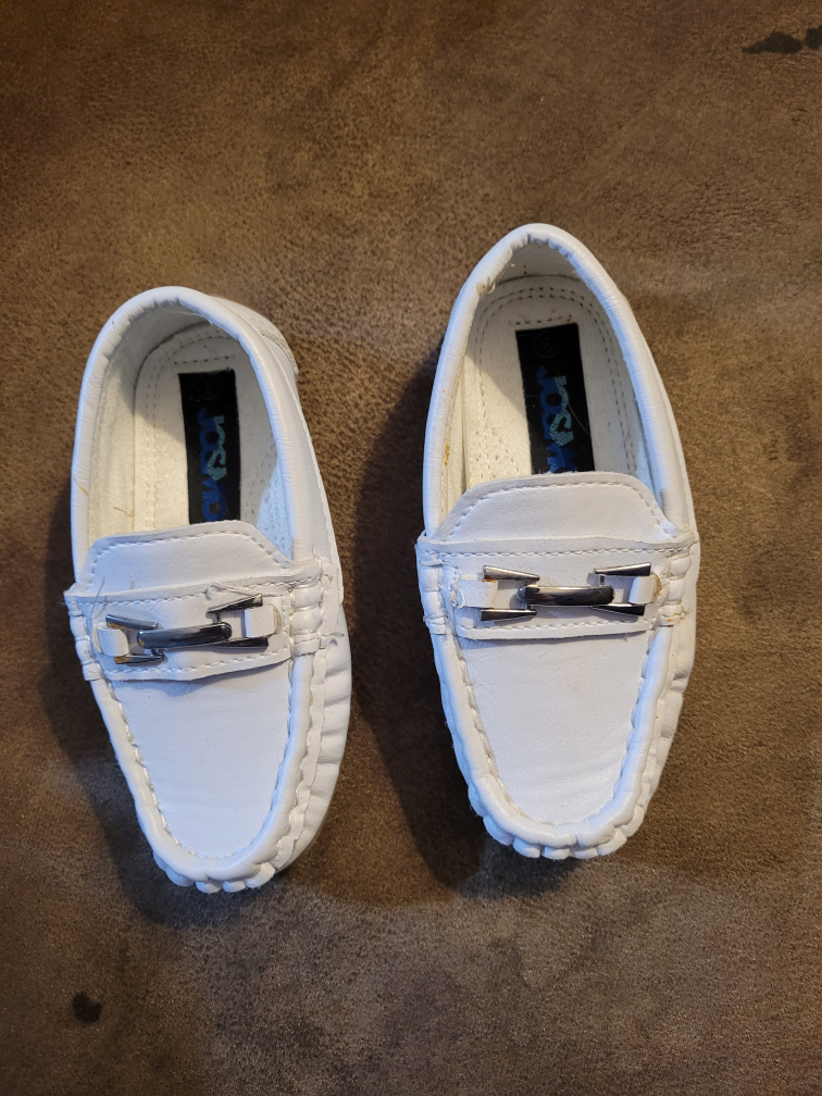 boys white shoe
