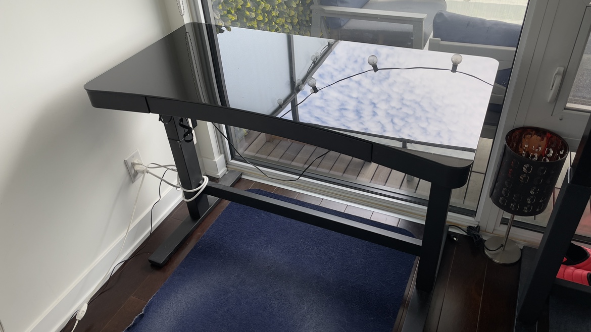 Adjustable standing desk