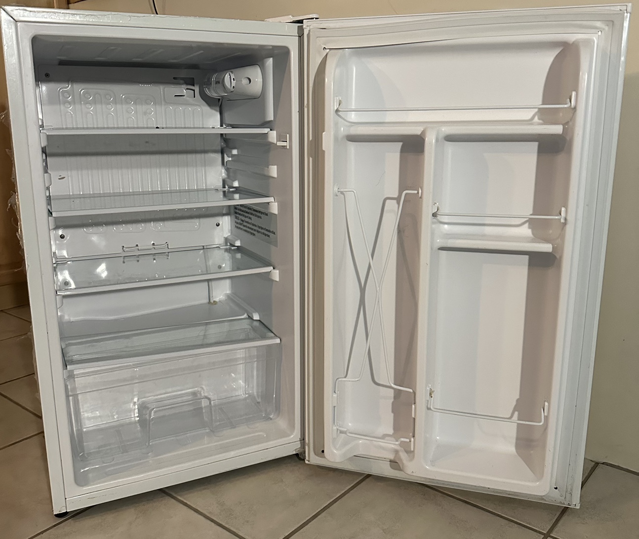 Insignia 3.3 cubit refrigerator white. - photo 2