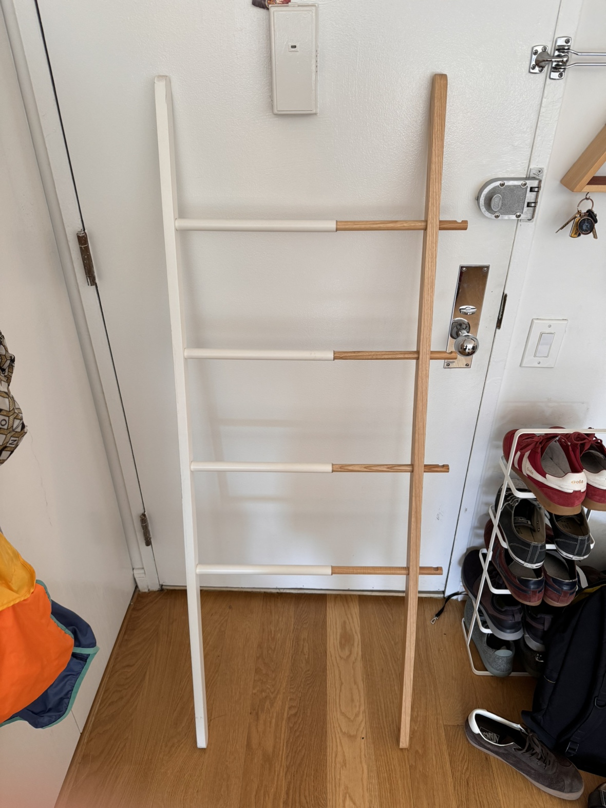 Adjustable leaning clothes rack