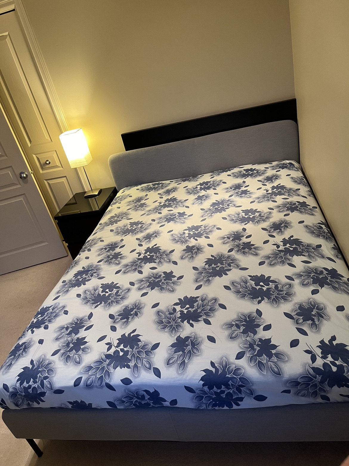 Queen size bed with mattress - photo 2