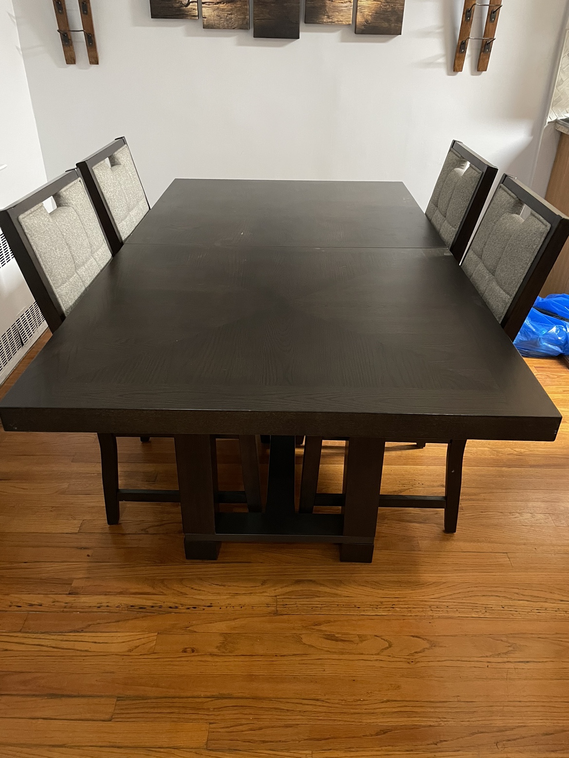 Extendable Wood Table & 4 chairs - photo 2